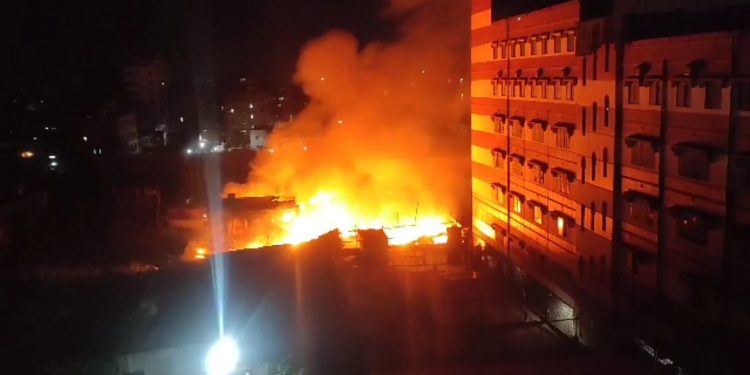 ফতুল্লায় ডাইং কারখানায় ভয়াবহ আগুন