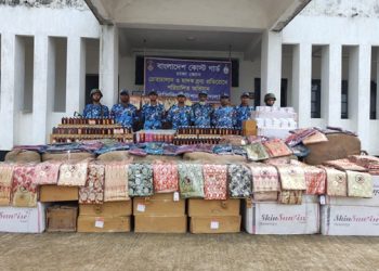 নারায়ণগঞ্জে পাথরবোঝাই ট্রাকে ভারতীয় কাপড়-প্রসাধনী, আটক ২