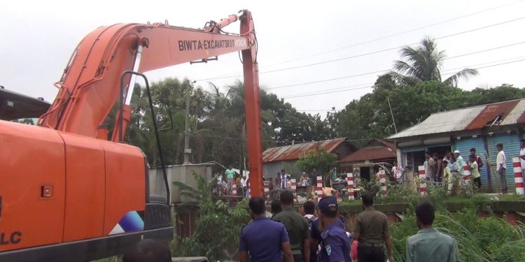 রুপগঞ্জে বিআইডব্লিউটিএ’র অবৈধ স্থাপনা উচ্ছেদ অভিযান ও জরিমানা