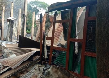 বন্দরে স্বামীর বিরুদ্ধে মামলা করায় স্ত্রীর বাড়িতে আগুন দেওয়ার অভিযোগ