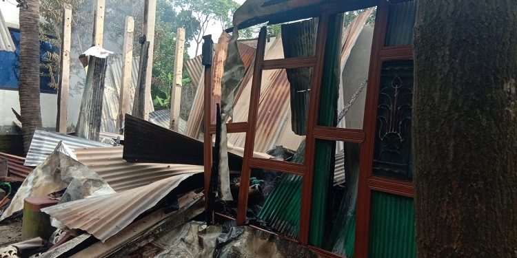 বন্দরে স্বামীর বিরুদ্ধে মামলা করায় স্ত্রীর বাড়িতে আগুন দেওয়ার অভিযোগ