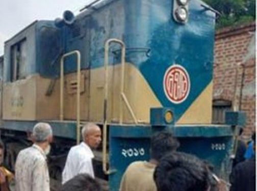 ফতুল্লায় ট্রেনের সাথে সিমেন্ট বোঝাই ভটভটির সংঘর্ষ