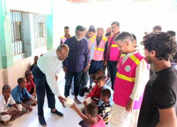 প্রতিদিন ১০০ ছিন্নমূল অসহায় মানুষের মুখে খাবার তুলে দিচ্ছে টিম খোরশেদ ও ইউসুফ আলী পরিবার