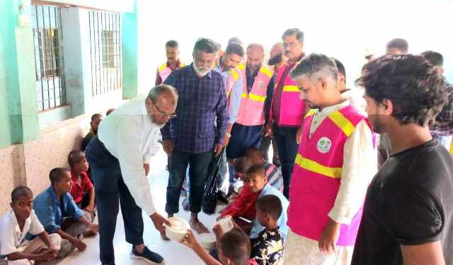 প্রতিদিন ১০০ ছিন্নমূল অসহায় মানুষের মুখে খাবার তুলে দিচ্ছে টিম খোরশেদ ও ইউসুফ আলী পরিবার