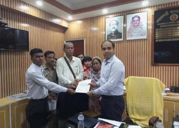 কলকারখানা প্রতিষ্ঠান পরিদর্শনের উপ মহাপরিদর্শকের কাছে স্মরকলিপি প্রদান