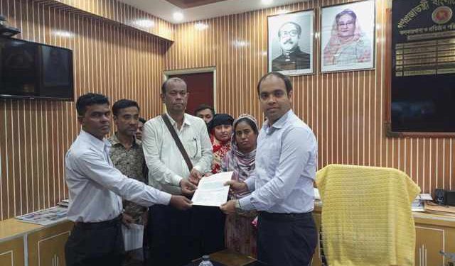 কলকারখানা প্রতিষ্ঠান পরিদর্শনের উপ মহাপরিদর্শকের কাছে স্মরকলিপি প্রদান