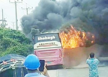 রূপগঞ্জে সোহাগ পরিবহনের একটি যাত্রীবাহী চলন্ত বাসে আগুন