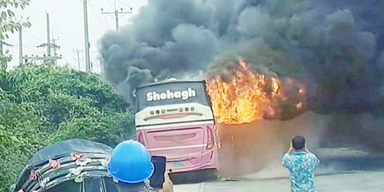 রূপগঞ্জে সোহাগ পরিবহনের একটি যাত্রীবাহী চলন্ত বাসে আগুন