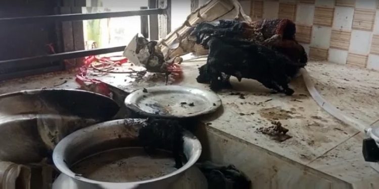 আড়াইহাজারে গ্যাস সিলিন্ডারের লিকেজ থেকে বিস্ফোরণে শিশুসহ স্বামী-স্ত্রী দগ্ধ