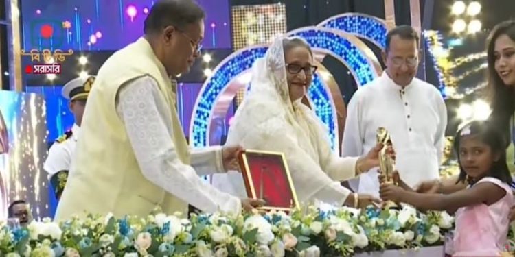 জাতীয় চলচ্চিত্র পুরস্কার ২০২২ প্রদান করলেন প্রধানমন্ত্রী