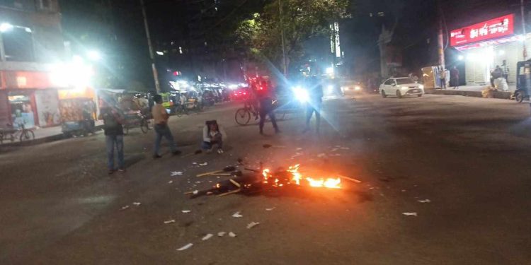 নারায়ণগঞ্জে স্বেচ্ছাসেবক দলের সড়কে অগ্নিসংযোগ