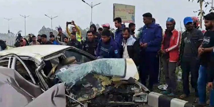 রুপগঞ্জে দুই প্রাইভেটকারের মুখোমুখি সংঘর্ষে নিহত ৪