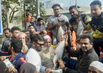 বিজয় দিবসে ১২ হাজার পরিবারের মাঝে মাছ বিতরণ করলেন প্যানেল মেয়র বাবু