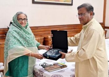 প্রধানমন্ত্রীর হাতে ‘এশিয়া ক্লাইমেট মোবিলিটি চ্যাম্পিয়ন লিডার অ্যাওয়ার্ড’ তুলে দিলেন তথ্যমন্ত্রী