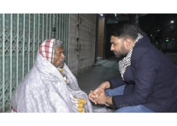 রাতের আঁধারে ছিন্নমূল মানুষের শীত নিবারণে কম্বল নিয়ে হাজির রিয়েন