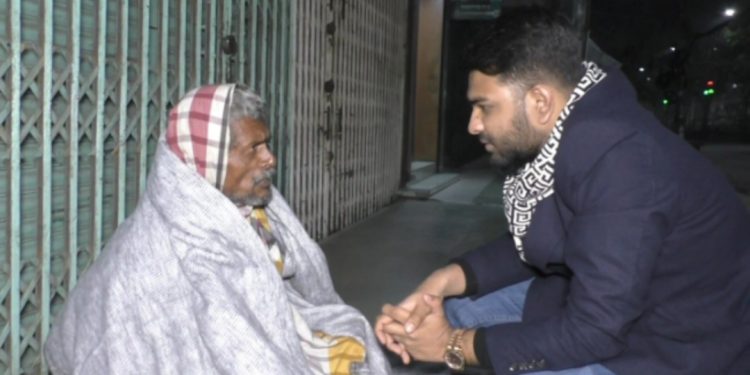 রাতের আঁধারে ছিন্নমূল মানুষের শীত নিবারণে কম্বল নিয়ে হাজির রিয়েন