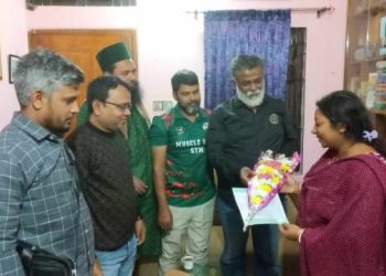 বকেয়া কর পরিশোধ করে ফুলের শুভেচ্ছা পেল ১৩নং ওয়ার্ডবাসী