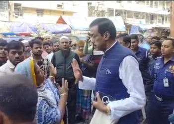 শামীম ওসমানকে অনুনয় বিনয় করে ঘেরাও করলেন হকাররা