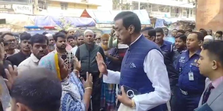 শামীম ওসমানকে অনুনয় বিনয় করে ঘেরাও করলেন হকাররা