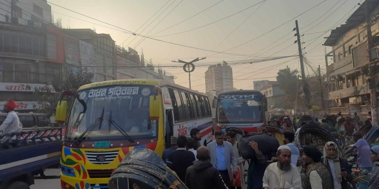 নারায়ণগঞ্জ থেকে সব রুটে বাস চলাচল দীর্ঘ সাত ঘন্টা পর শুরু