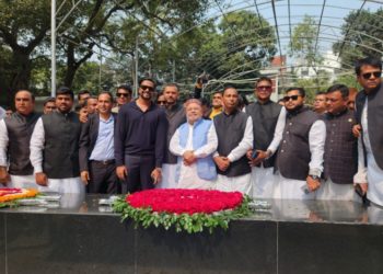 বঙ্গবন্ধুর প্রতিকৃৃতিতে অয়ন ওসনান সহ নব নির্বাচিত যুব ও ক্রীড়া উপ কমিটির নেতৃবৃন্দ’র শ্রদ্ধা