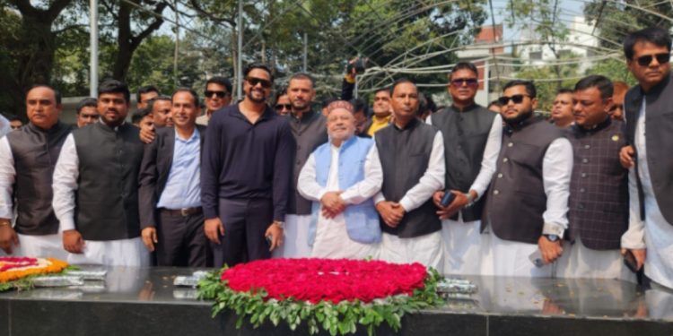 বঙ্গবন্ধুর প্রতিকৃৃতিতে অয়ন ওসনান সহ নব নির্বাচিত যুব ও ক্রীড়া উপ কমিটির নেতৃবৃন্দ’র শ্রদ্ধা