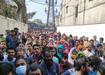 বকেয়া বেতনের দাবিতে ক্রোনী গ্রুপের শ্রমিকদের বিক্ষোভ