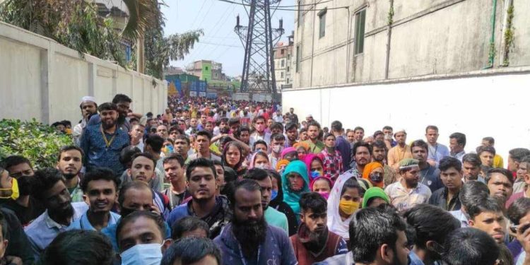 বকেয়া বেতনের দাবিতে ক্রোনী গ্রুপের শ্রমিকদের বিক্ষোভ