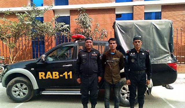 হাজীগঞ্জ থেকে হত্যা মামলার আসামী টিটু গ্রেপ্তার