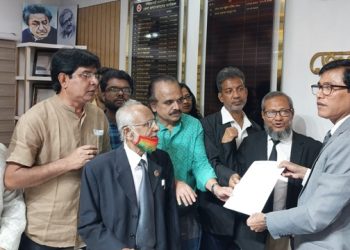 গাছ রক্ষার দাবিতে জেলা প্রশাসক স্মারকলিপি প্রদান