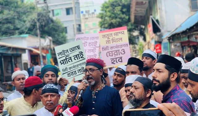 পানির পাম্প স্থাপনের দাাবিতে আবারো রাজপথে ২১ ও ২২নং ওয়ার্ডবাসী