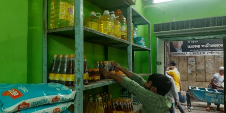সয়াবিন তেলের নতুন মূল্য নিয়ে বিক্রেতাদের কারসাজি , ভোক্তার ক্ষোভ