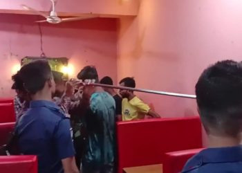 আড়াইহাজারে রেষ্টুরেন্টে প্রশাসনের অভিযান, আপত্তিকর অবস্থায় কপোত কপোতিরা আটক