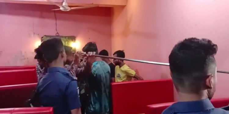 আড়াইহাজারে রেষ্টুরেন্টে প্রশাসনের অভিযান, আপত্তিকর অবস্থায় কপোত কপোতিরা আটক