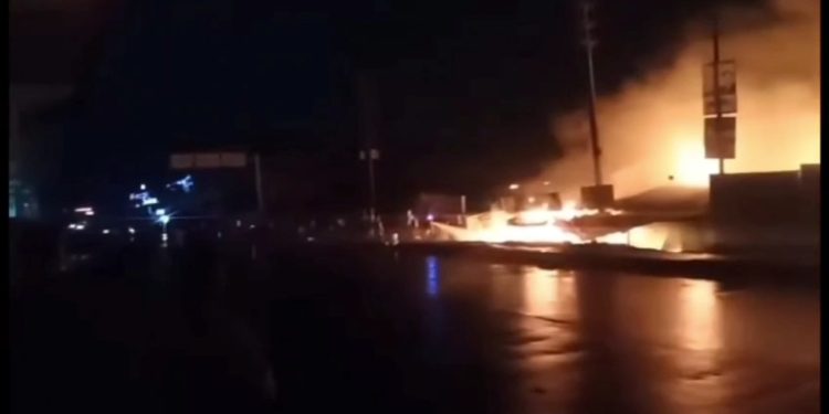 দুই ঘণ্টার চেষ্টায় রূপগঞ্জের গাউছিয়া কাঁচাবাজারের আগুন নিয়ন্ত্রণে