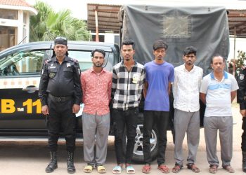 ফতুল্লায় দেশীয় অস্ত্র সহ আন্ত:জেলা ৫ ডাকাত সদস্য গ্রেপ্তার