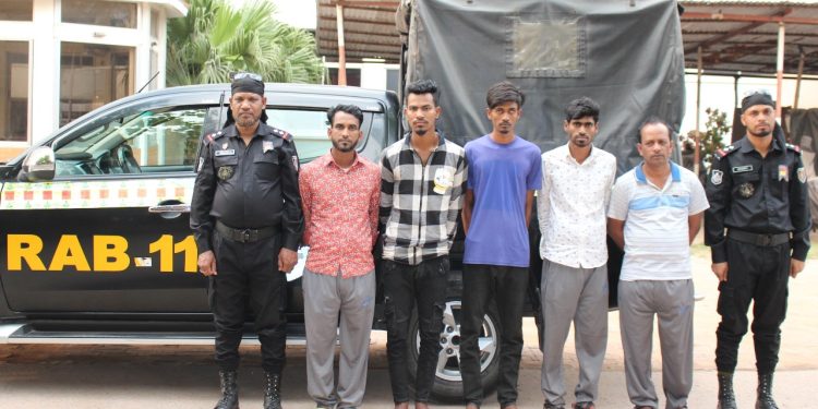 ফতুল্লায় দেশীয় অস্ত্র সহ আন্ত:জেলা ৫ ডাকাত সদস্য গ্রেপ্তার