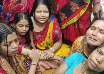 বন্দরে ঘুমন্ত নারীকে কুপিয়ে হত্যা,স্বামী আহত