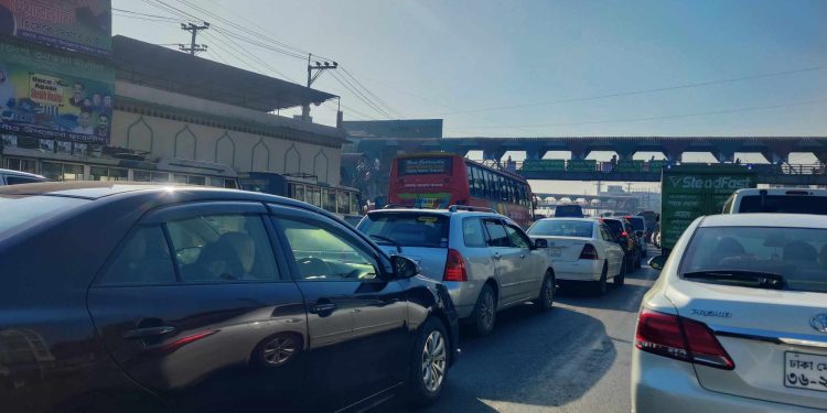 ঢাকা-চট্টগ্রাম মহাসড়কে তীব্র যানজটে ভোগান্তিতে যাত্রীরা