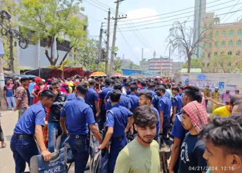 ফতুল্লায় বকেয়া বেতনের দাবিতে শ্রমিকদের সড়ক অবরোধ, সংঘর্ষে আহত অন্তত ৩০
