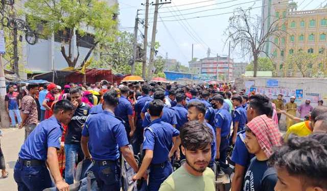 ফতুল্লায় বকেয়া বেতনের দাবিতে শ্রমিকদের সড়ক অবরোধ, সংঘর্ষে আহত অন্তত ৩০