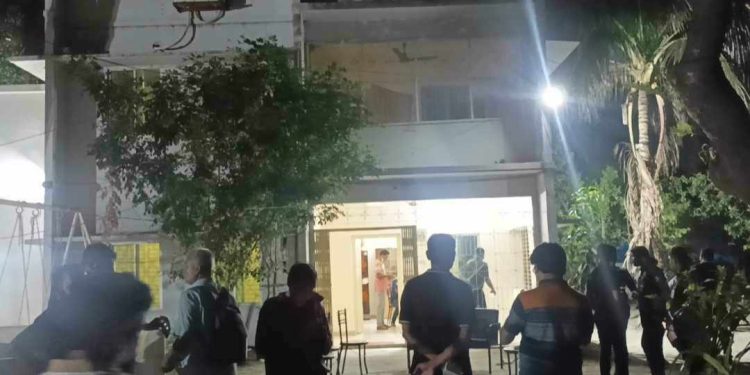 বন্দরে নিজ শটগানের গুলিতে আনসার সদস্য নিহত