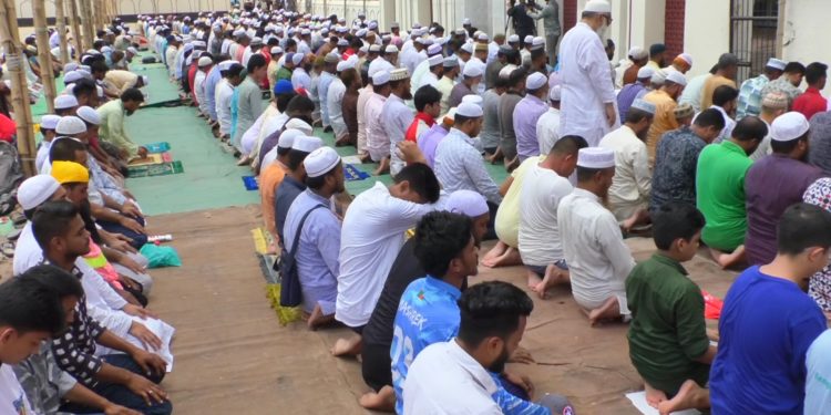 প্রচন্ড তাপদাহ থেকে বাঁচতে নারায়ণগঞ্জে বৃষ্টির জন্য নামাজ আদায়