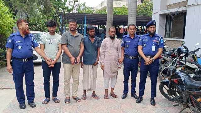 আড়াইহাজারে র্যাবের পরিচয়ে ৫২ লক্ষ টাকা ছিনতাই, গ্রেপ্তার ৪