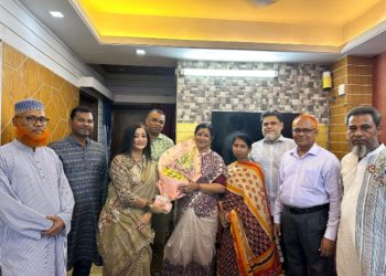 হাইস্কুল’র নব নির্বাচিত সভাপতি সুতপাশীলকে ফুলেল শুভেচ্ছা