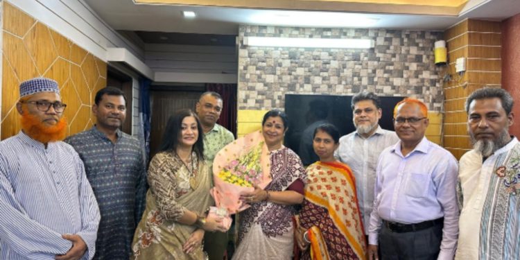 হাইস্কুল’র নব নির্বাচিত সভাপতি সুতপাশীলকে ফুলেল শুভেচ্ছা