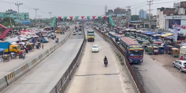 মহাসড়কে ঈদ যাত্রায় নির্বিঘ্নে বাড়ি যাচ্ছে মানুষ