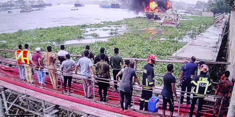 বুড়িগঙ্গায় তেলবাহী ট্রলারে আগুনের ঘটনায় সাত সদস্যের তদন্ত কমিটি গঠন