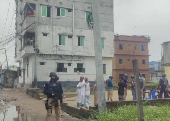 রুপগঞ্জে জঙ্গি আস্তনা সন্দেহে বাড়ি ঘেড়াও