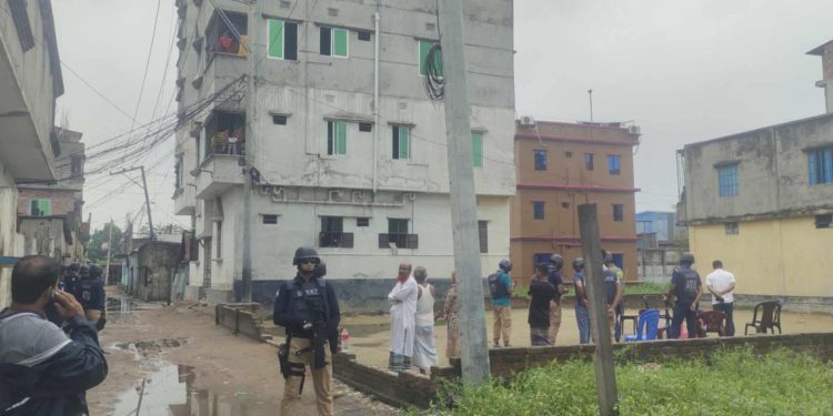 রুপগঞ্জে জঙ্গি আস্তনা সন্দেহে বাড়ি ঘেড়াও